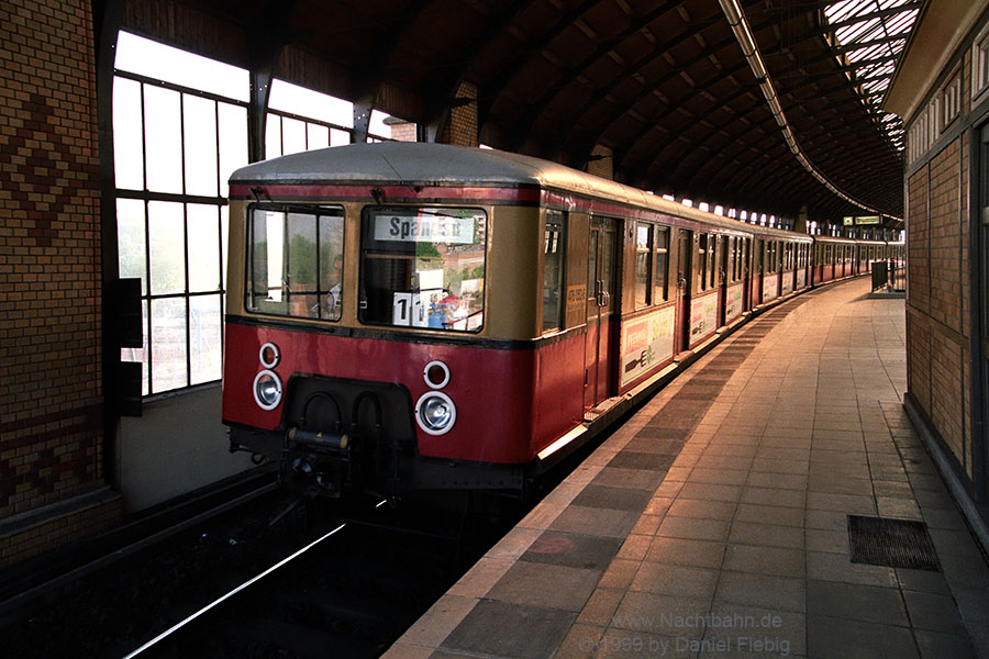 476 056 in Lehrter Stadtbahnhof