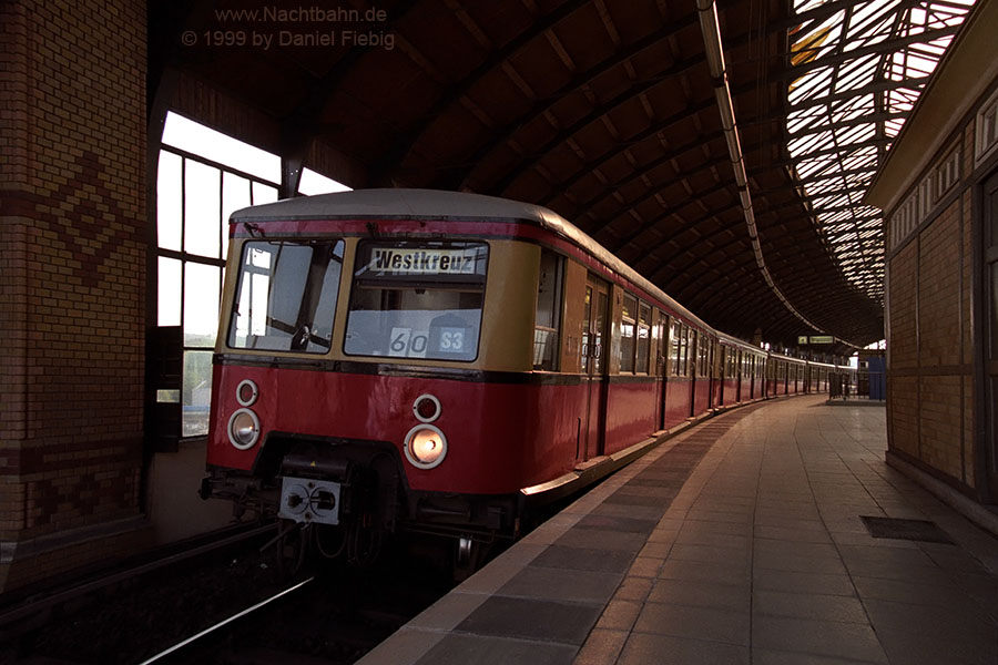 477 015 im Lehrter Stadtbahnhof