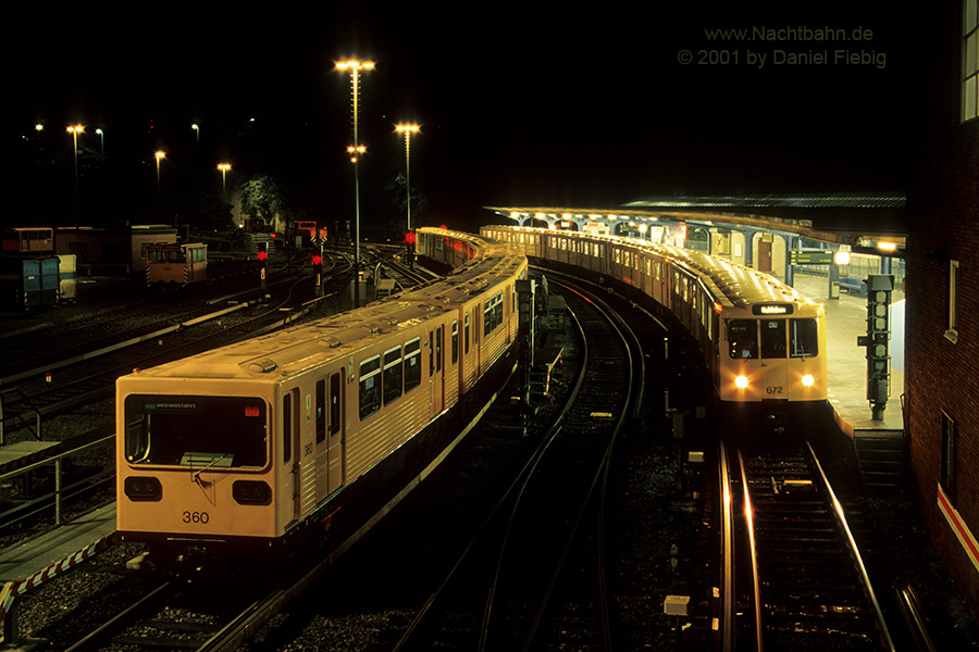 Wagen 360 & 672 im U-Bhf.Olympia-Stadion