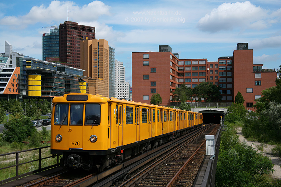 Wagen 676 vor Mendelssohn-Bartholdy-Park