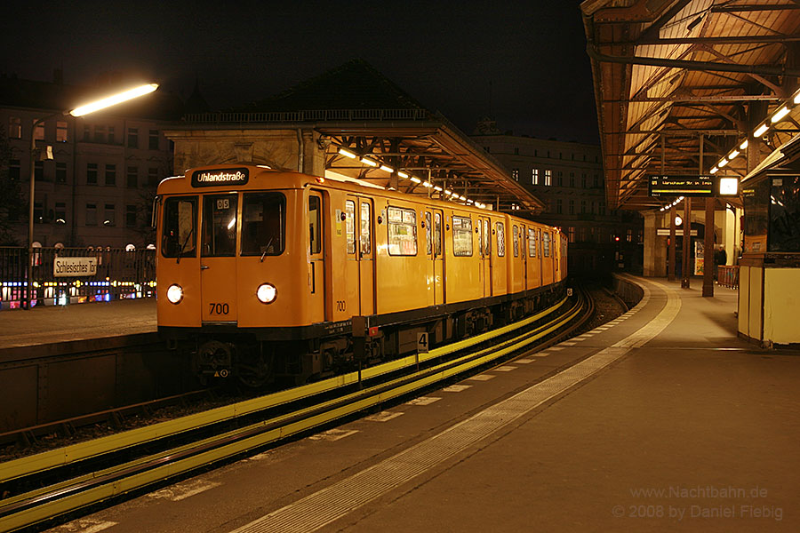 Wagen 700 am U-Bhf. Schlesisches Tor