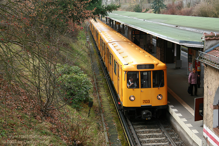 Wagen 703 im U-Bhf. Podbielskiallee