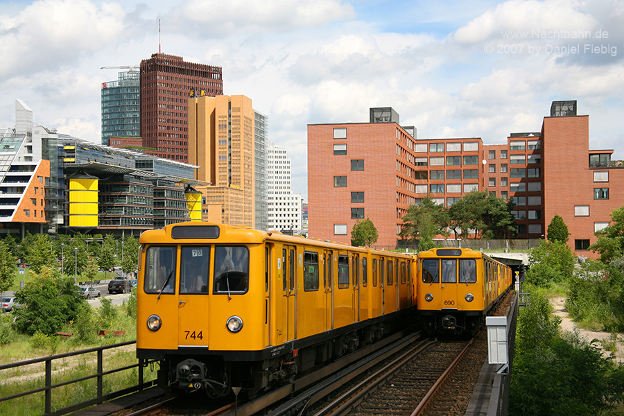 Wagen 744 & 690 vor Mendelssohn-Bartholdy-Park