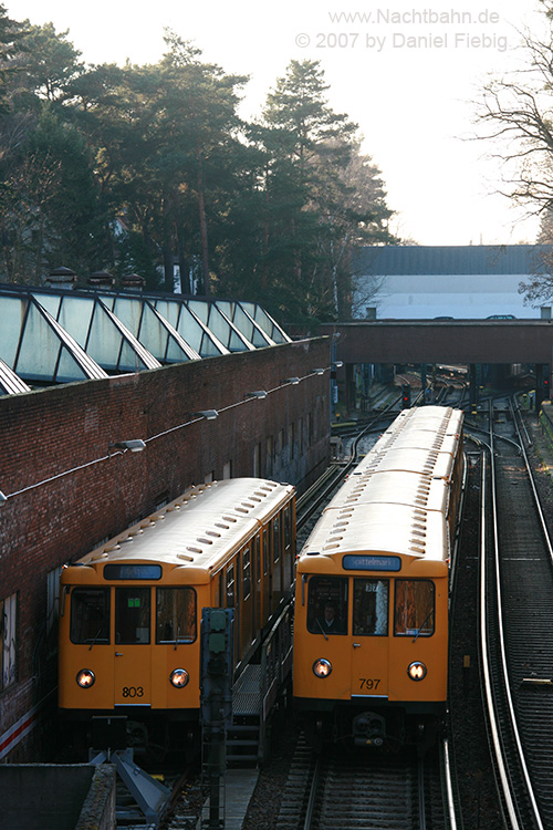 Wagen 803 & 797 an der ehemaligen Wagenhalle Krumme Lanke