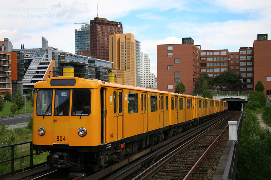 Wagen 804 vor Mendelssohn-Bartholdy-Park