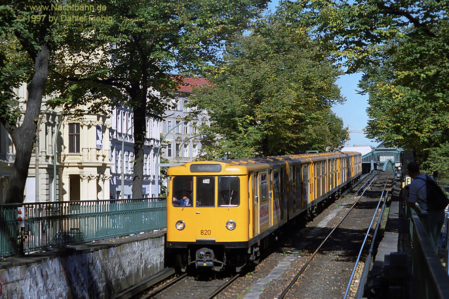 Wagen 820 vor Senefelderplatz