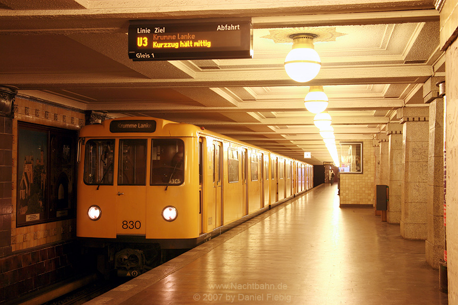 Wagen 830 im U-Bhf. Hohenzollernplatz