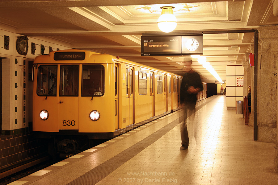 Wagen 830 im U-Bhf. Rüdesheimer Platz