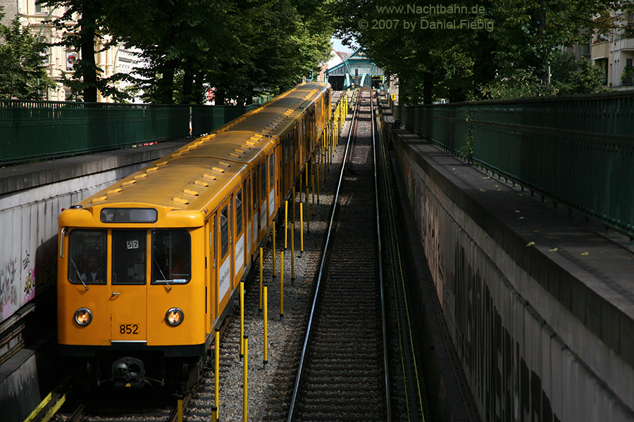 Wagen 852 vor Senefelderplatz