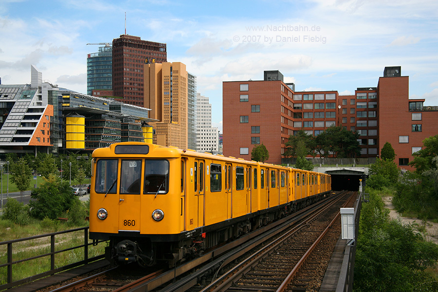 Wagen 860 vor Mendelssohn-Bartholdy-Park