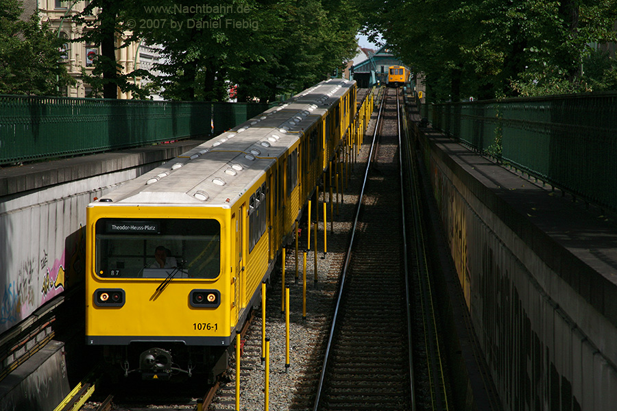 Wagen 1076 vor Senefelderplatz