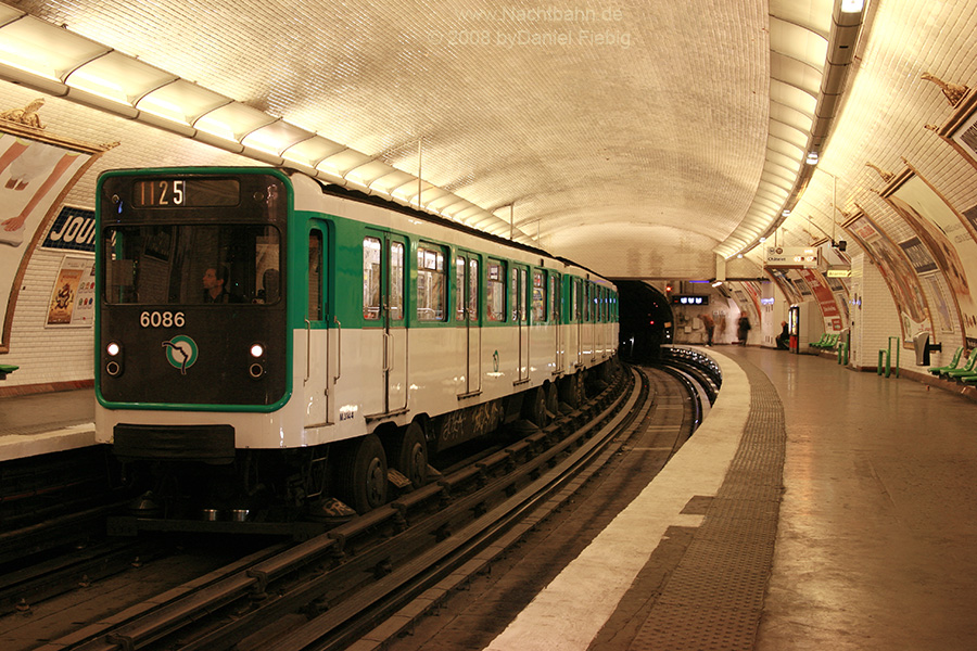 Zug 6068 in der Station Jourdain