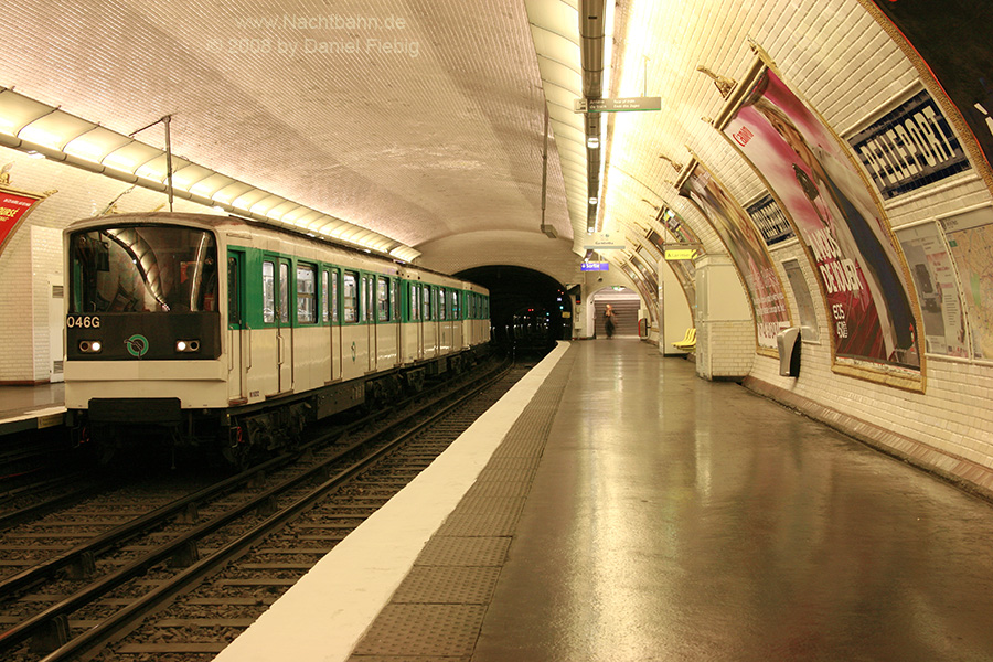 Zug 046G in der Station Pelleport